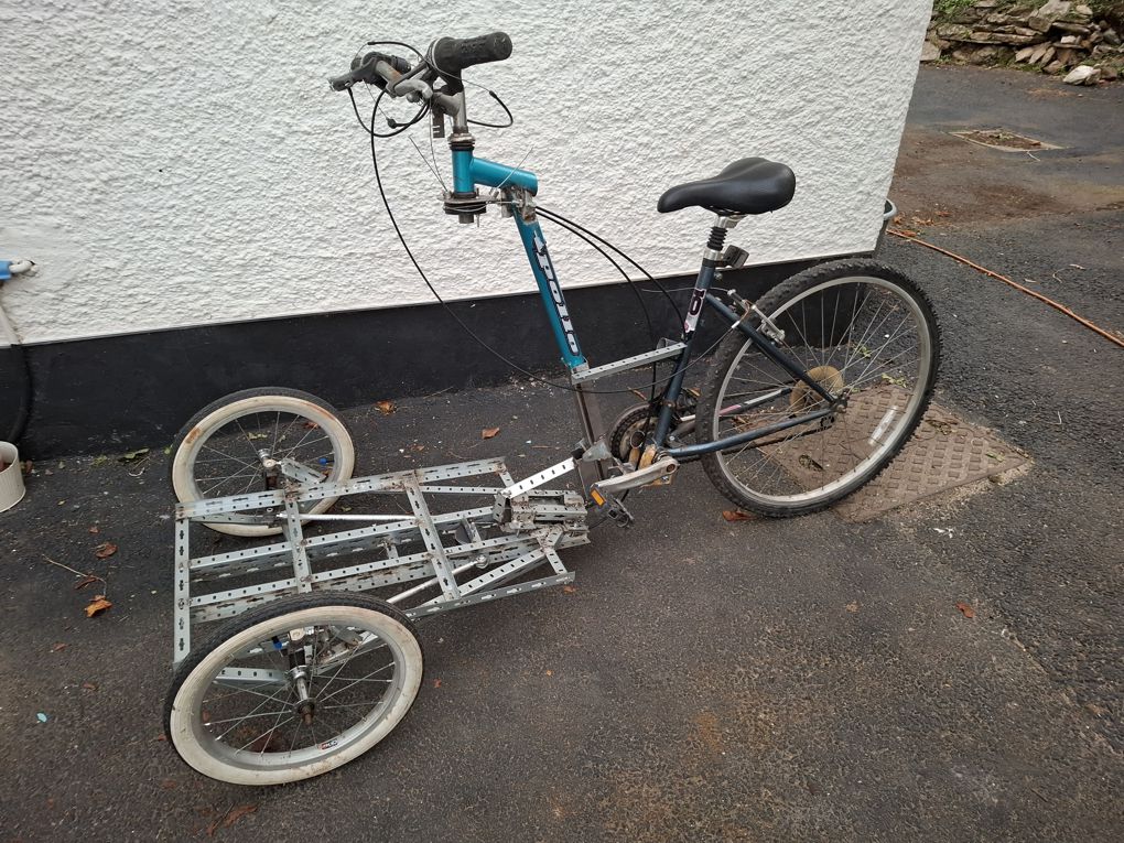 Folding cargo bike